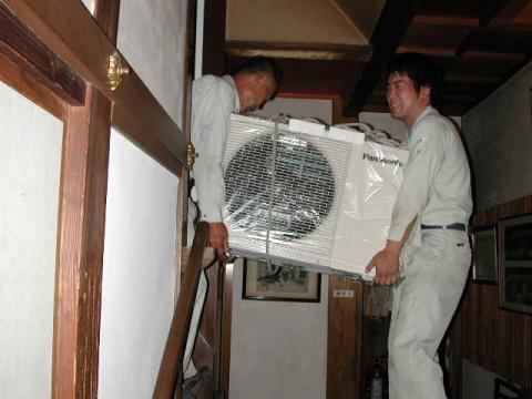 屋上へ設置です【エアコン工事】【長野県長野市】エコ電化ＪＰ【大光電気商会】