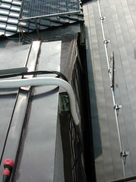 やっと屋上へ配管です【エアコン工事】【長野県長野市】エコ電化ＪＰ【大光電気商会】