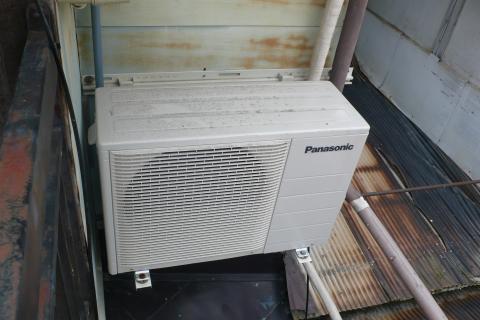 壁に架台で固定しました【エアコン工事】【長野県長野市】エコ電化ＪＰ【大光電気商会】
