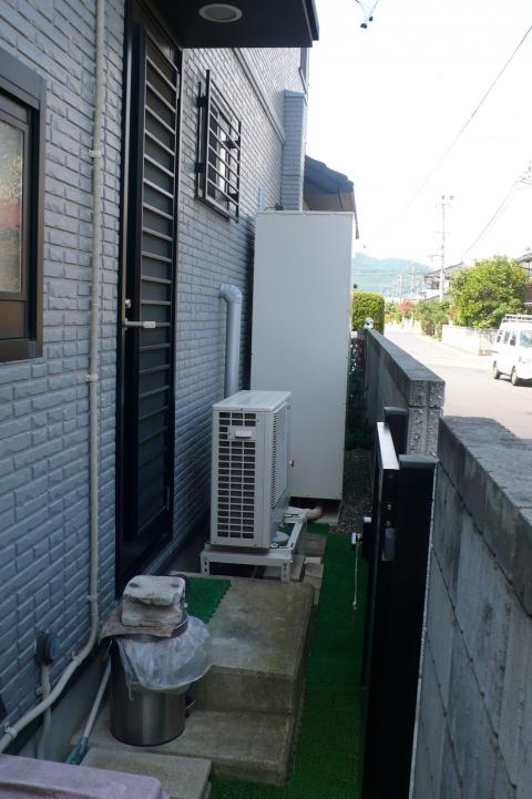 通路の真中に設置【エコキュート工事】【長野県長野市】エコ電化ＪＰ【大光電気商会】