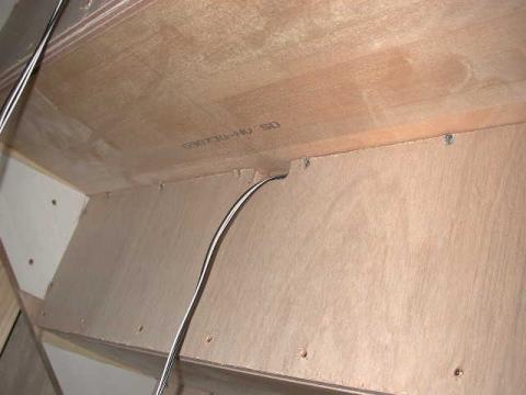 階段の裏ですＬＥＤは電圧が低いので配線は細いです【ＬＥＤ照明工事】【長野県長野市】エコ電化ＪＰ【大光電気商会】