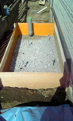 砕石で固めて全ネジ1ｍ打ち込んで