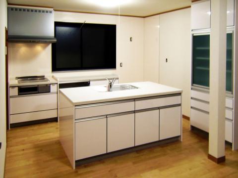 アイランド型にしてキッチンが使いやすく！（市原市山倉 S様邸）