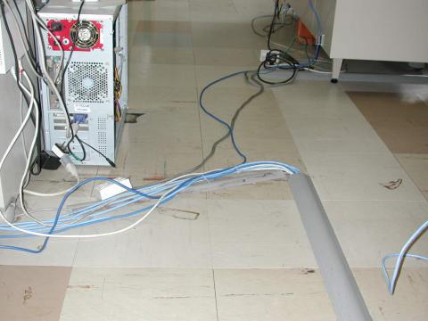 足元が危険です【ＬＡＮ配線工事】【長野県長野市】エコ電化ＪＰ【大光電気商会】