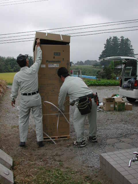 梱包を取ります【エコキュート工事】【長野県塩尻市】オール電化はエコ電化ＪＰ【大光電気商会】