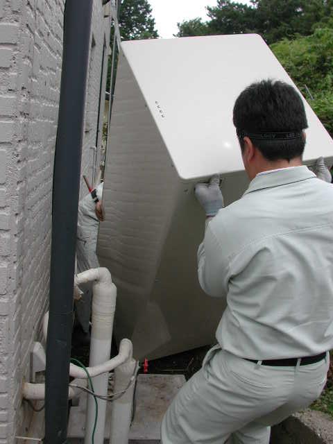 持ち上げますよ！【エコキュート工事】【長野県塩尻市】オール電化はエコ電化ＪＰ【大光電気商会】