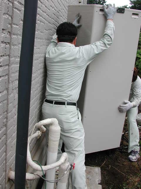 足を台に乗せて！【エコキュート工事】【長野県塩尻市】オール電化はエコ電化ＪＰ【大光電気商会】