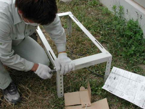 架台を組み立てます【エコキュート工事】【長野県塩尻市】オール電化はエコ電化ＪＰ【大光電気商会】