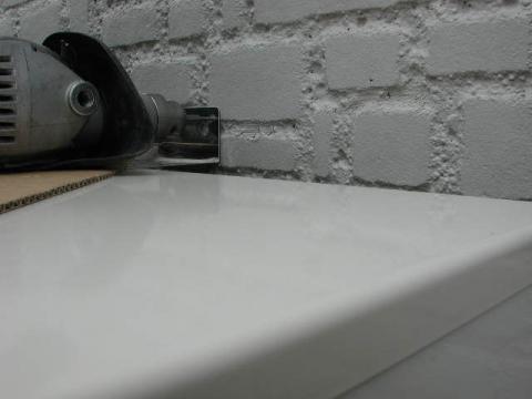 転倒防止の穴あけです【エコキュート工事】【長野県塩尻市】オール電化はエコ電化ｊｐ【大光電気商会】