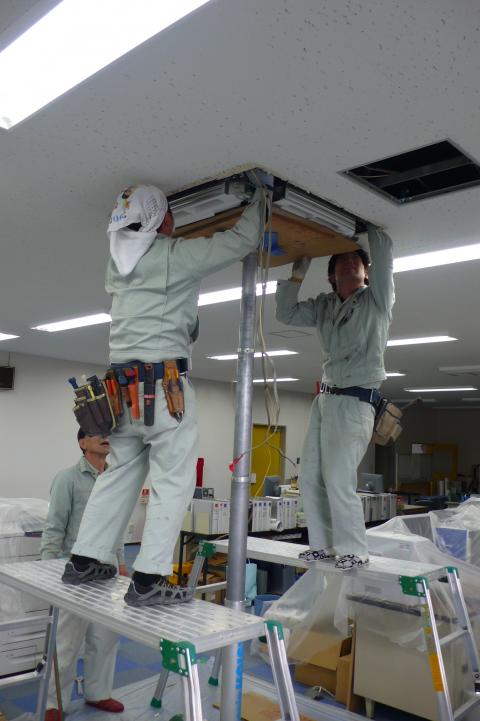 固定します【三菱ズバ暖エアコン工事】【長野県長野市】ズバ暖エアコン工事はオール電化・エコ電化ｊｐ【大光電気商会】