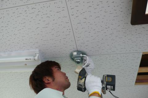 金具を付けます【シーリングファン工事】【長野県長野市】オール電化・エコ電化ｊｐ【大光電気商会】