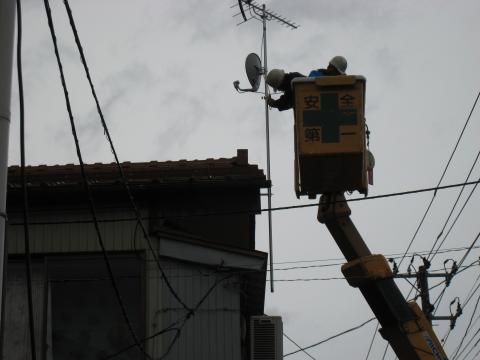高所作業車でアンテナ