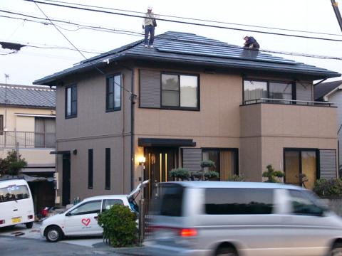 沼津市小諏訪　京セラSAMURAIは寄棟屋根設置!!