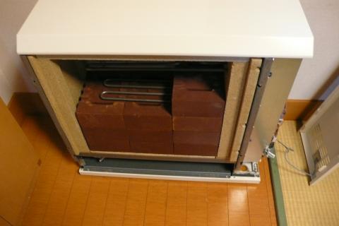 レンガの間にヒーターがあります【蓄熱暖房器工事】【長野県長野市】オール電化・エコ電化jp【大光電気商会】