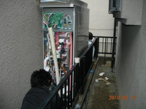 幅４２．５?の敷地でのエコキュート工事