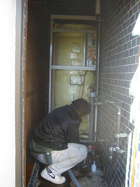 狭い処に設置したエコキュートです。