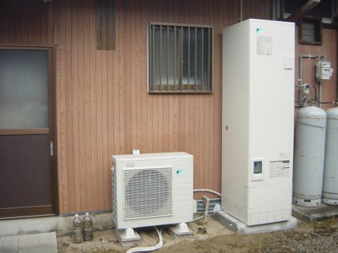 エコキュート設置　給湯専用タイプ　ダイキン製スリム型
