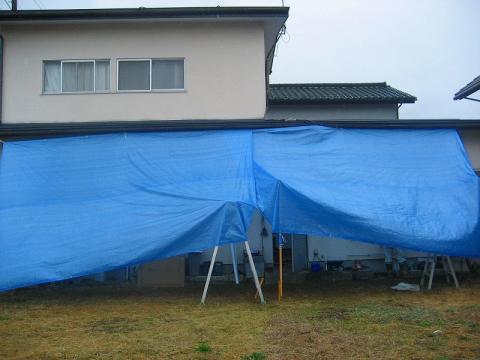雨の中での工事です。