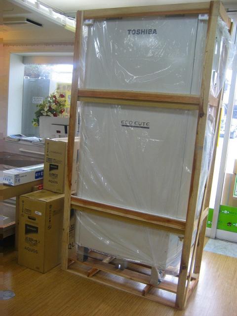 お店の中のエコキュート薄型です！