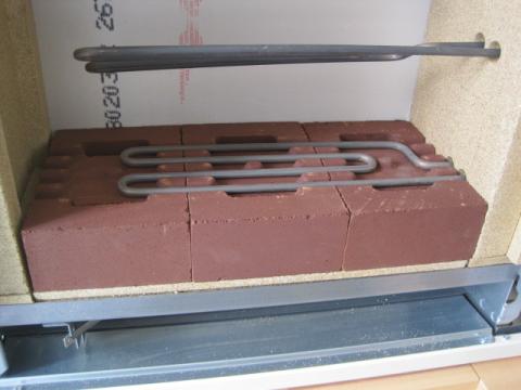 蓄熱暖房器は蓄熱用のレンをにヒーターをはさみ込みながら積込みます。