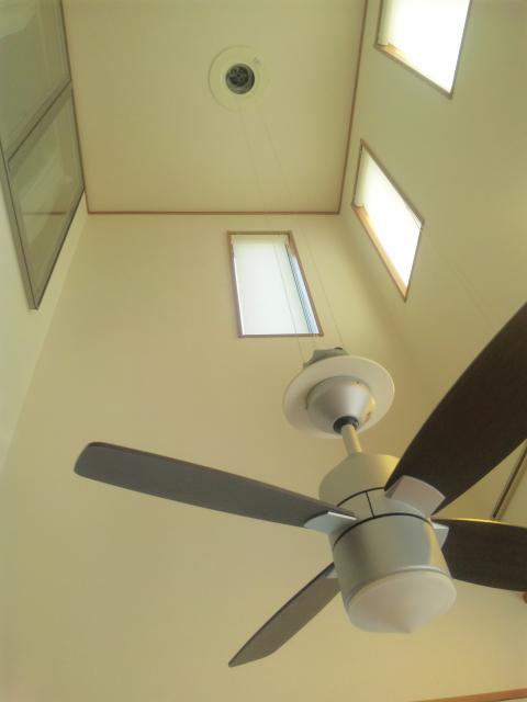 １間の吹き抜けにシーリングファン