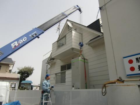 自慢の５段クレーンでエコキュート搬入