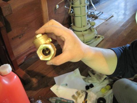 逆止弁を取りつけます【電気温水器工事】【長野県長野市】オール電化・エコ電化ＪＰ【大光電気商会】