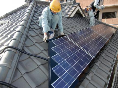 瓦屋根の太陽光設置