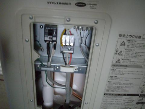 電源およびヒートポンプ渡り線の接続です。
