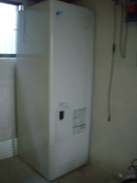 ガレージ内でのエコキュート据付工事