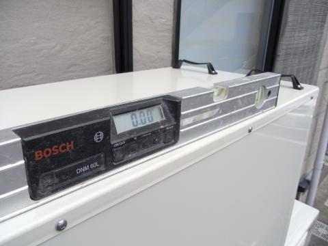 こだわりのエコキュートの水平設置