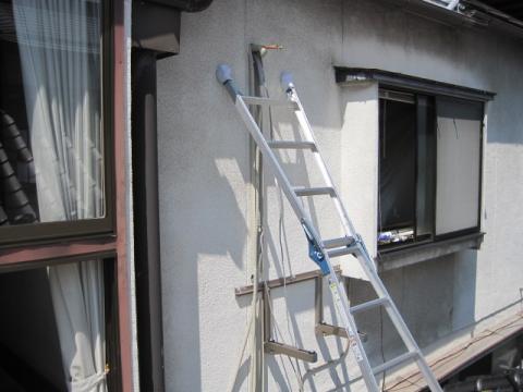 壁にブラケットを取付けます【エアコン工事】【長野県長野市】オール電化・エコ電化JP【大光電気商会】