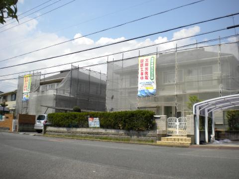 三重県津市片田団地にてお隣同士で太陽光発電設置工事中