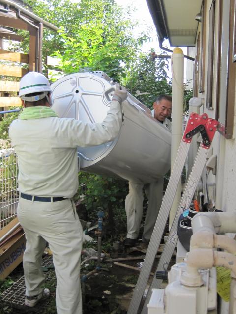 持ち上げますよ！【電気温水器工事】【長野県塩尻市】オール電化はエコ電化ＪＰ【大光電気商会】