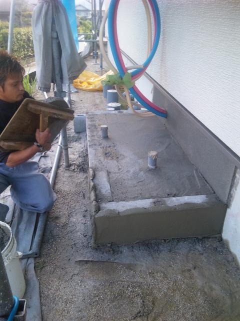 本職の左官が作る！エコキュートの土台