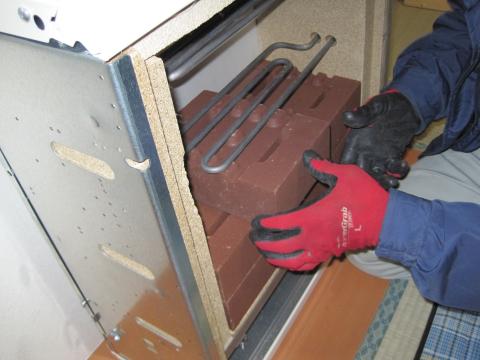 蓄熱暖房器のレンガは傷めない様に慎重に積みます【蓄熱暖房器工事】【長野県長野市】オール電化・エコ電化ＪＰ・街の工事屋さん【大光電気商会】