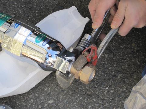 ダイポールへ配管へ接続する部品を取付けます【ダイポール工事】【長野県長野市】オール電化・エコ電化ＪＰ・街の工事屋さん【大光電気商会】　