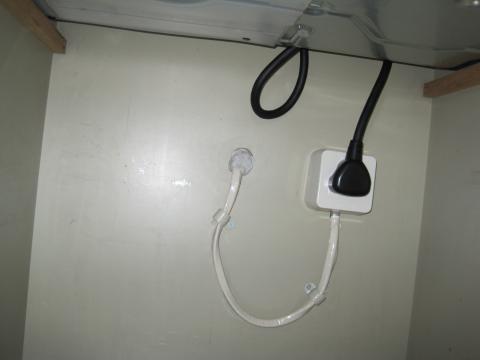 絶縁シールをします【ＩＨクッキングヒーター工事】【長野県長野市】オール電化・エコ電化ＪＰ・街の工事屋さん【大光電気商会】