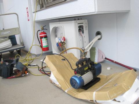 真空引きをします【マンションのエアコン工事】【長野県長野市】オール電化・エコ電化JP・街の工事屋さん【大光電気商会】