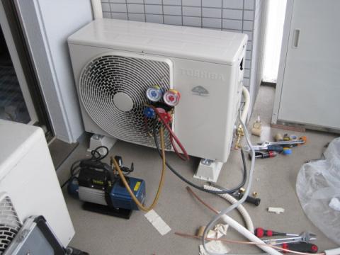 真空引きです【エアコン工事】【長野県長野市】オール電化・エコ電化ＪＰ・街の工事屋さん【大光電気商会】