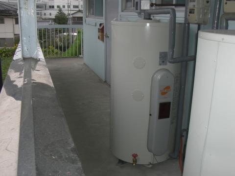 田原市田原町　Gハイツ様にて電気温水器２台入替工事