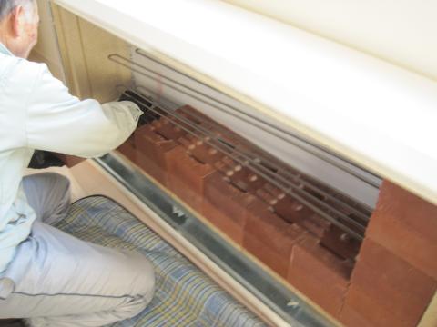 レンガを積みます【長野県長野市蓄熱暖房器工事】【長野県長野市電気工事】【長野県長野市オール電化工事】【街の電気工事屋さん】エコ電化ＪＰ【大光電気商会】