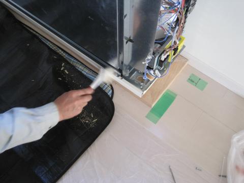 刷毛で掃除をします【長野県長野市蓄熱暖房器工事】【長野県長野市電気工事】【長野県長野市オール電化工事】【街の電気工事屋さん】エコ電化ＪＰ【大光電気商会】