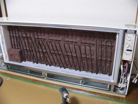 畜熱暖房機のレンガを入れた所を見て下さい