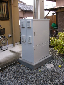 太陽光発電システム屋外パワコン設置工事！