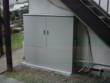 増設の事も考えて屋外パワコン収納箱設置工事