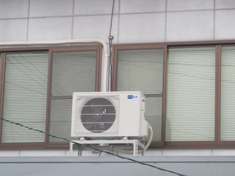 架台に乗せます【長野県長野市エアコン工事】【長野県長野市電気工事】【長野県長野市オール電化工事】エコ電化ＪＰ【大光電気商会】