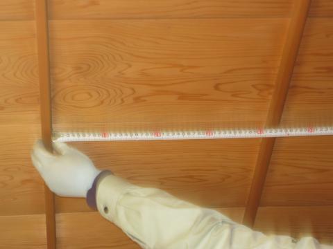 天井を計ります【長野県長野市エアコン工事】【長野県長野市電気工事】【長野県長野市オール電化工事】【長野県長野市太陽光発電工事】エコ電化ＪＰ【大光電気商会】