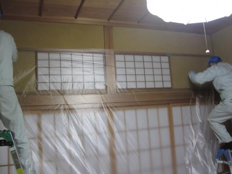 部屋の養生をします【長野県長野市エアコン工事】【長野県長野市電気工事】【長野県長野市オール電化工事】【長野県長野市太陽光発電工事】エコ電化ＪＰ【大光電気商会】