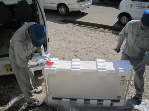 外で梱包を取ります【長野県長野市蓄熱暖房器工事】【長野県長野市電気工事】【長野県長野市オール電化工事】【長野県長野市太陽光発電工事】エコ電化ＪＰ【大光電気商会】